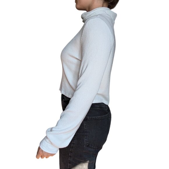Garage White Turtleneck Ribbed Short Sweater Women Size Medium - Picture 2 of 9